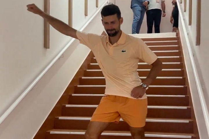 Χορευτική μονομαχία στο Roland Garros: Ο Τζόκοβιτς έγινε… Μάικλ Τζάκσον και κόντραρε τη Σαμπαλένκα